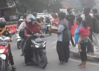 HMI dan Satlantas Polres Lebak Bagikan Takjil ke Pengendara