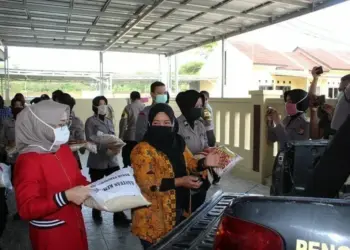 Istri Polisi Berbagi Sembako ke Lansia dan Janda