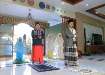 Potret Lebaran Walikota Tangerang, Salat Ied di Rumah Hingga Silaturahmi Online