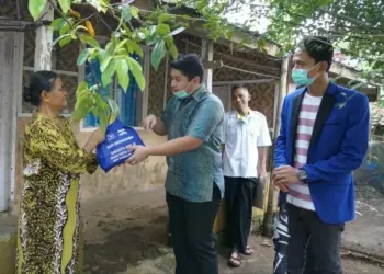 Cegah Kerumunan, Anggota DPR RI Blusukan Bagikan Sembako ke Rumah Warga