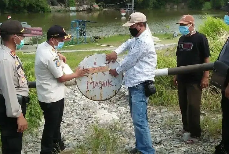 Tetap Buka di Masa PSBB, Wisata Danau Biru Cisoka Disegel