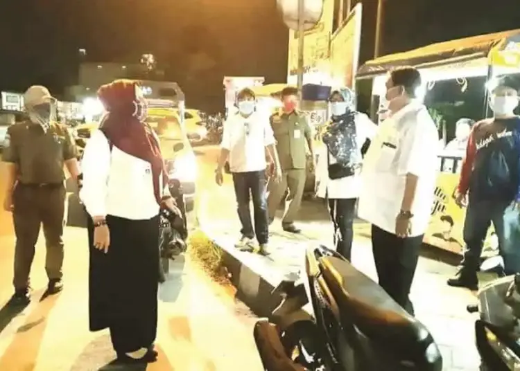 Malam-malam, Pemkot Tangerang Sidak PKL di Jalan Sipon