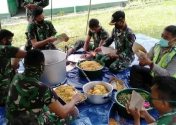 TNI-Polri di Pandeglang Kompak Memasak untuk Warga Terdampak Covid-19