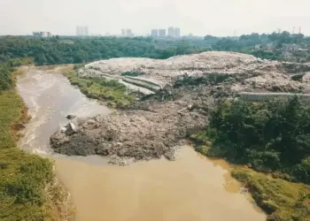 Gunungan Sampah TPA Cipeucang Longsor ke Sungai Cisadane