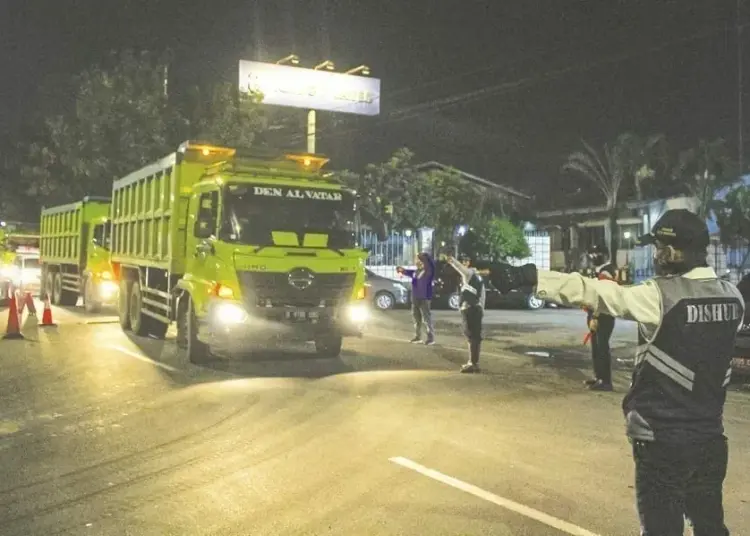 Dilarang Lewat Kota Tangerang, Petugas Dishub Paksa Truk Putar Arah