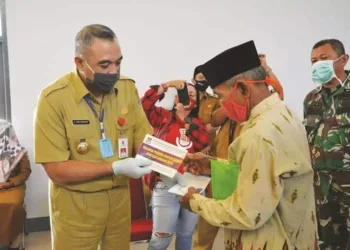 Salurkan BLT, Bupati Zaki: Gunakan untuk Beli Sembako, Bukan yang Lain