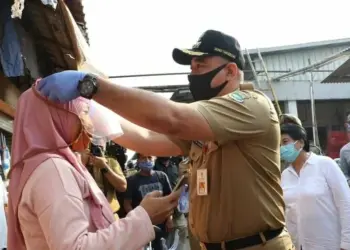 Pasar Tradisional Disorot, Bupati Zaki Bagikan Masker