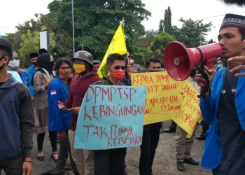 Gelar Aksi, Mahasiswa Duga DPMPTSP Biarkan Perusahaan Ilegal Beroperasi