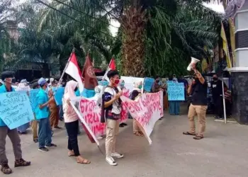 Tuntut Kasus Pencurian LPJ Dihentikan, Massa Demo Mapolresta Tangerang