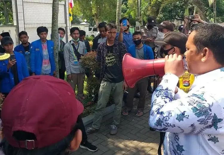 Temui Pendemo, Ketua Komisi I DPRD Pandeglang Minta Mahasiswa Bersabar