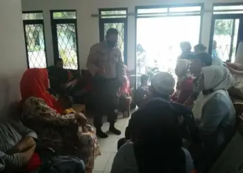 Pertanyakan Data Bansos, Emak-emak Geruduk Kantor Desa