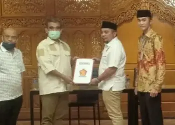 Sekjen DPP Gerindra Serahkan SK Pengusungan Ulum-Eki