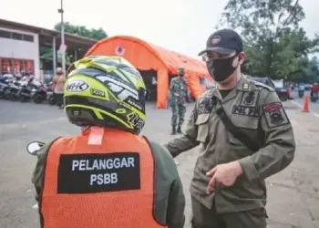 Tak Pakai Masker, Pemotor Disuruh Nyapu