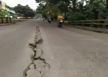 Jembatan Jaletreng Cilenggang Retak-retak