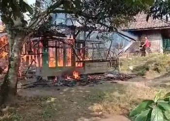 Rumah Panggung di Curugbitung Ludes Terbakar