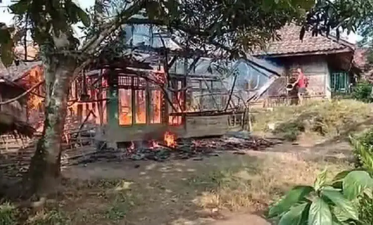 Rumah Panggung di Curugbitung Ludes Terbakar