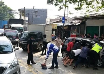 Ayla dan Truk Engkel Tabrakan, Pengemudi Luka Ringan