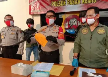 Antre Cek Suhu Tubuh di Pabrik, Pria Bersamurai Dibekuk