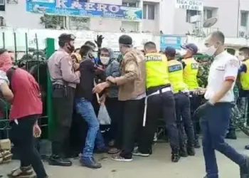 Ada Pembatasan, Calon Penumpang KRL di Stasiun Rangkas Saling Dorong