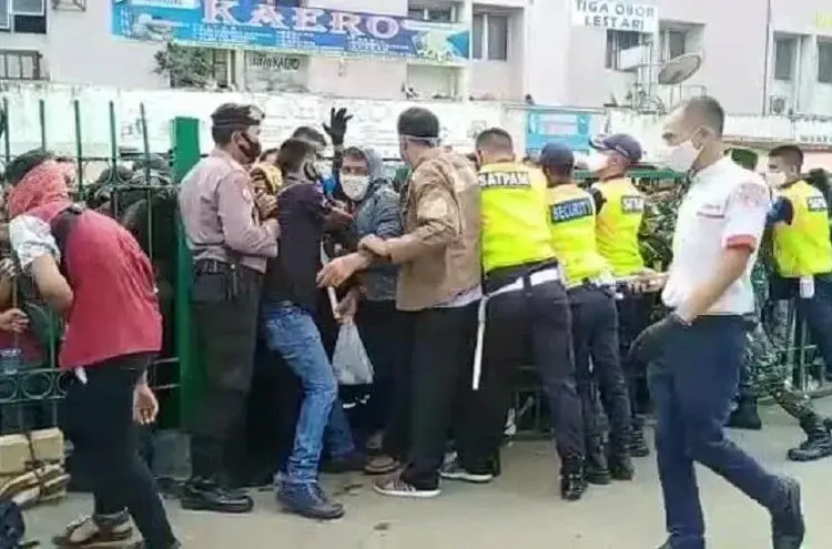 Ada Pembatasan, Calon Penumpang KRL di Stasiun Rangkas Saling Dorong