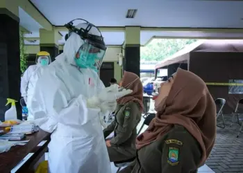 Petugas Satpol PP Kota Tangerang Di-Swab Test