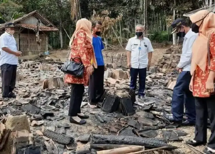 PDAM Pandeglang Bantu Korban Kebakaran