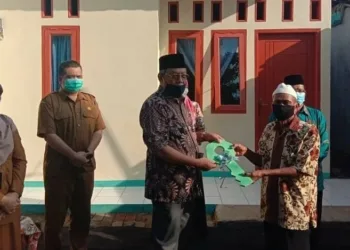 Benyamin Serahkan 13 Kunci Rumah ke Warga Cilenggang dan Serpong