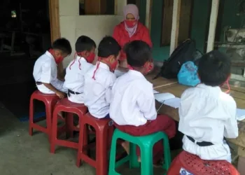 Tempuh Jarak Jauh Karena Anak Didik Terkendala Ponsel