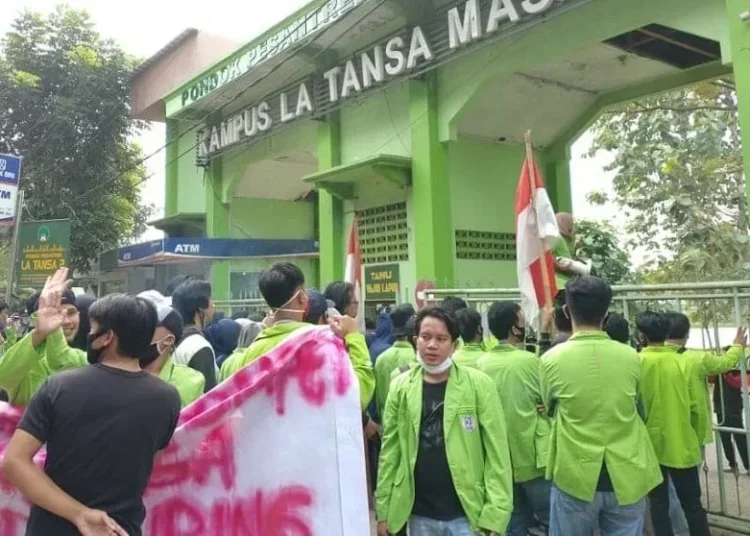 UKL Dianggap Tinggi, Kampus Latansa Didemo Mahasiswa