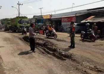 Jalan Arif Rahman Hakim Cibadak Rusak Parah