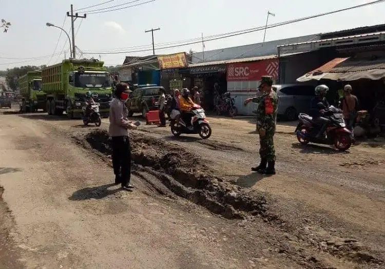 Jalan Arif Rahman Hakim Cibadak Rusak Parah