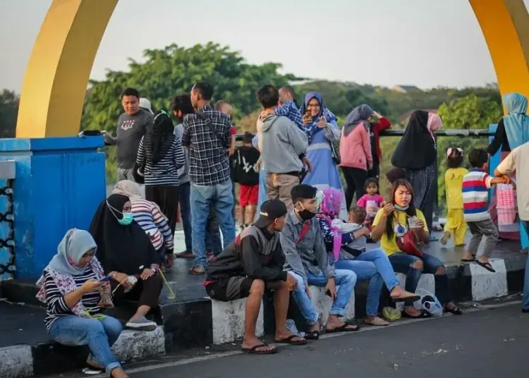 Weekend, Jembatan Gerendeng Dipenuhi Warga