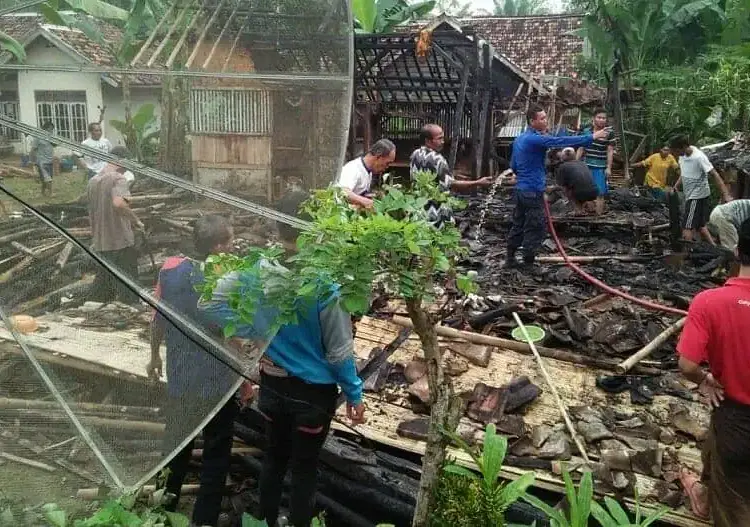 Ditinggal ke Sawah, Rumah Warga Ludes Terbakar