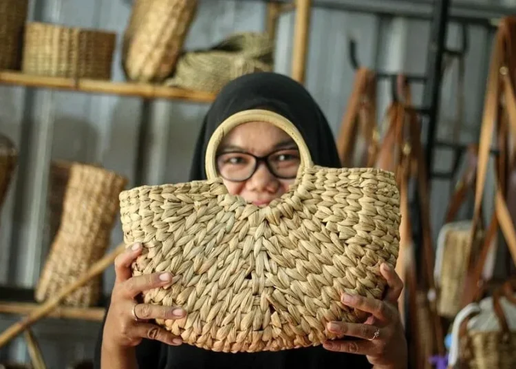 Kerajinan Eceng Gondok Tangerang Tembus Pasar Dunia