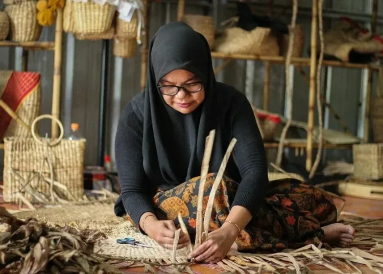 Kerajinan Eceng Gondok Tangerang Tembus Pasar Dunia