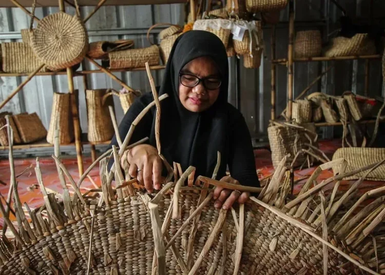 Kerajinan Eceng Gondok Tangerang Tembus Pasar Dunia