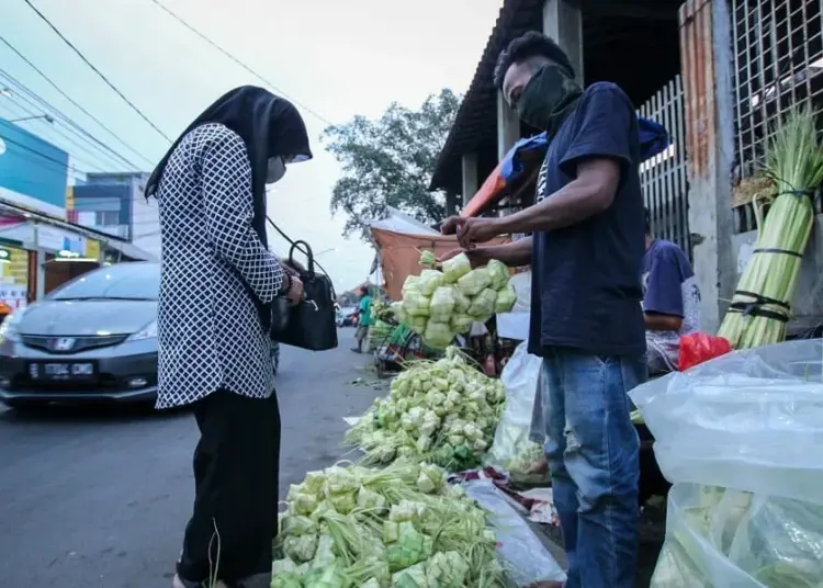 Penjual Ketupat Lebaran di Pasar Anyar