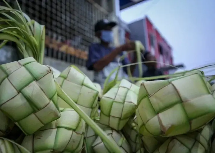 Penjual Ketupat Lebaran di Pasar Anyar