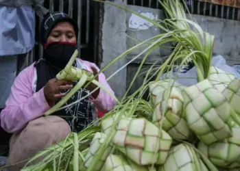 Penjual Ketupat Lebaran di Pasar Anyar