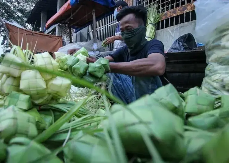 Penjual Ketupat Lebaran di Pasar Anyar