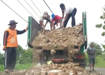 Patut Dicontoh! Anggota DPRD Ini Tambal Jalan Bolong Pakai Uang Pribadi