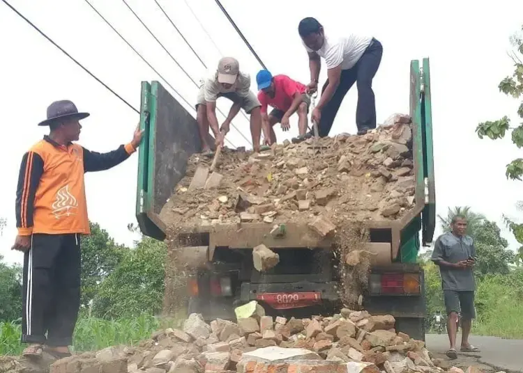 Patut Dicontoh! Anggota DPRD Ini Tambal Jalan Bolong Pakai Uang Pribadi