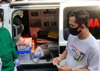 Diduga Keletihan Berolahraga, Lansia Bermasker Ditemukan Tewas di Depan Apotek