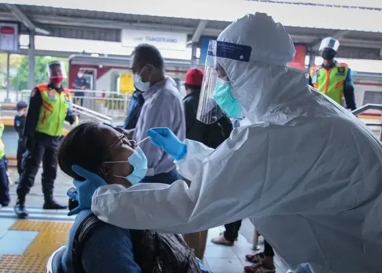 Swab Test Penumpang KRL Tangerang