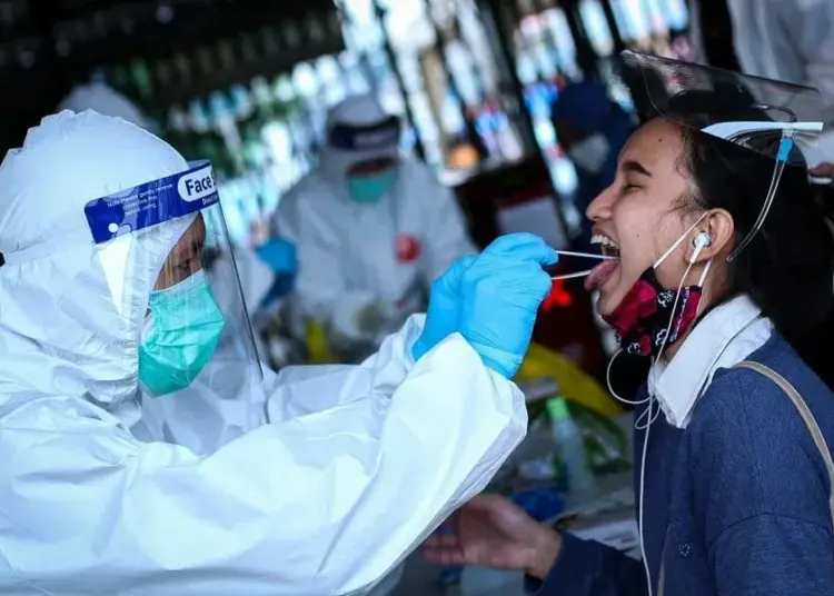 Swab Test Penumpang KRL Tangerang