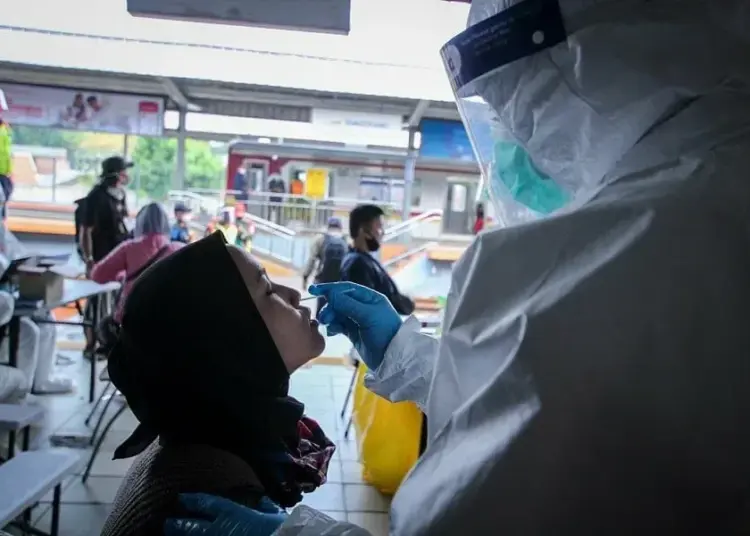 Swab Test Penumpang KRL Tangerang