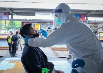 Swab Test Penumpang KRL Tangerang