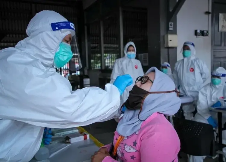 Swab Test Penumpang KRL Tangerang