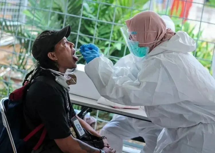 Swab Test Penumpang KRL Tangerang