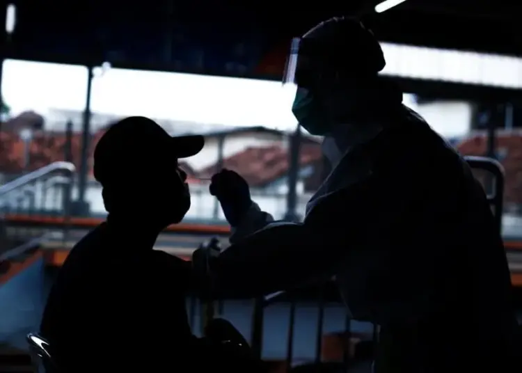 Swab Test Penumpang KRL Tangerang